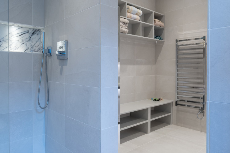 Ejemplo de cuarto de baño contemporáneo grande con aseo y ducha