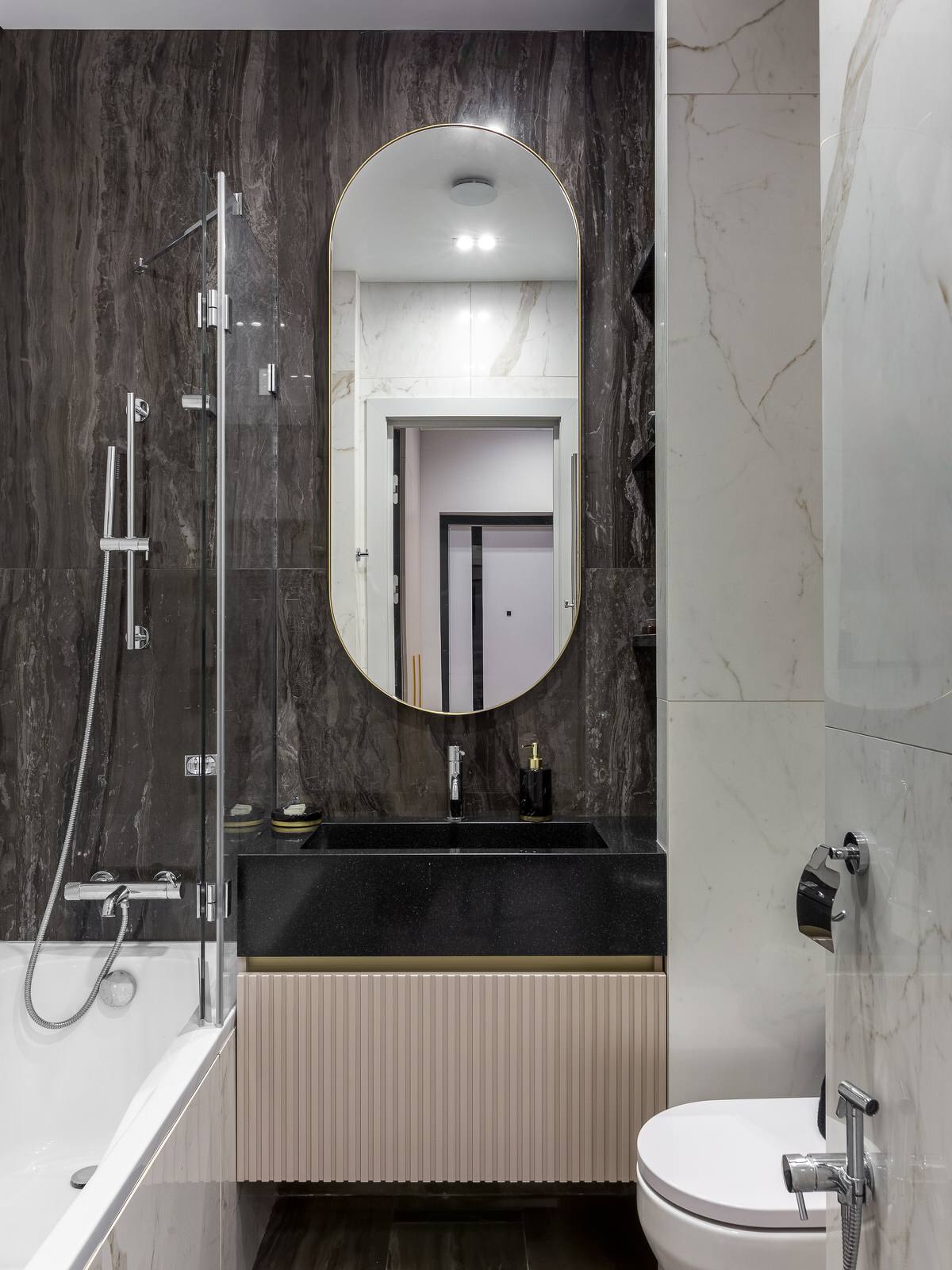 Подвесная тумба в санузле с округлым зеркалом и подсветкой