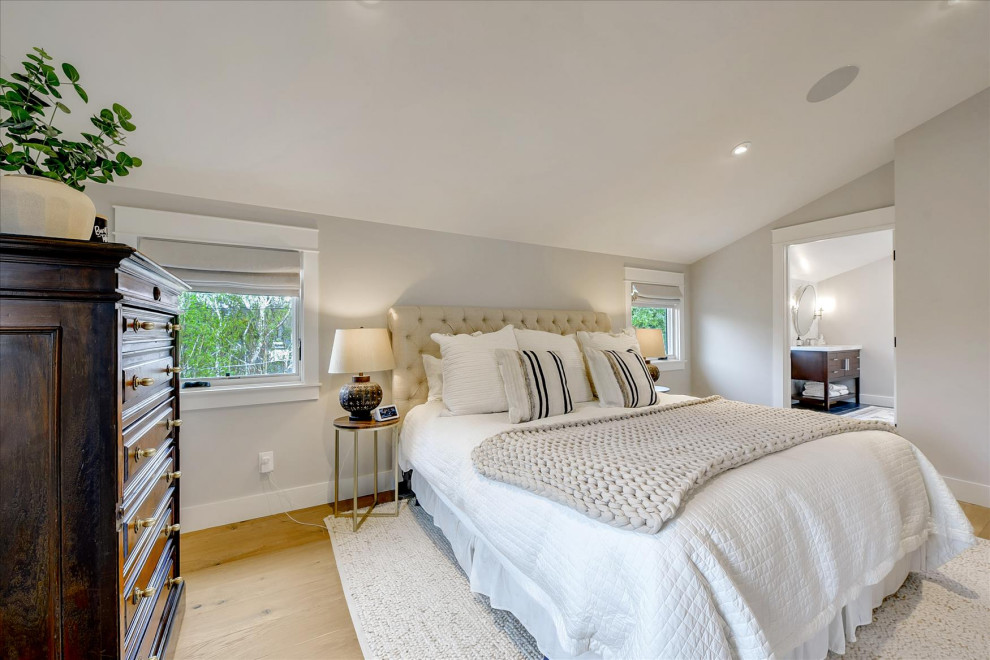 Пример оригинального дизайна: гостевая, серо-белая спальня среднего размера, (комната для гостей) в стиле кантри с серыми стенами, паркетным полом среднего тона, коричневым полом и сводчатым потолком