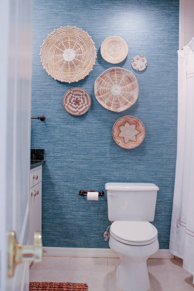 Inspiration pour une grande salle de bain principale marine avec un placard avec porte à panneau encastré, des portes de placard blanches, une baignoire posée, un combiné douche/baignoire, WC à poser, un mur bleu, un sol en carrelage de céramique, un lavabo posé, un plan de toilette en granite, un sol beige, une cabine de douche à porte coulissante, un plan de toilette multicolore, des toilettes cachées, meuble double vasque, meuble-lavabo encastré, un plafond à caissons et du papier peint.