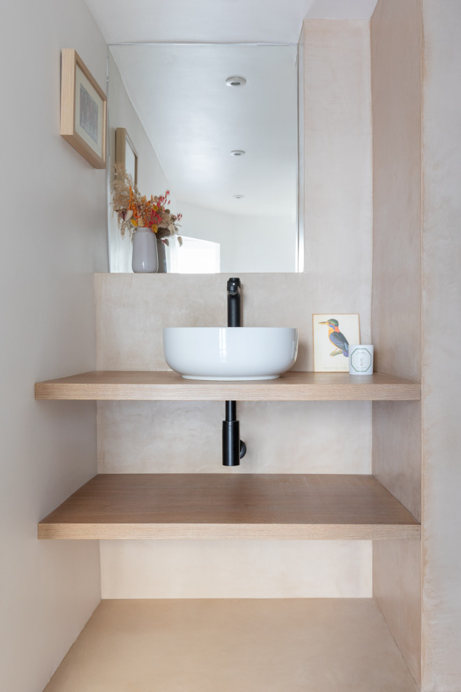 Idee per una stanza da bagno scandinava di medie dimensioni con pavimento in legno massello medio e travi a vista