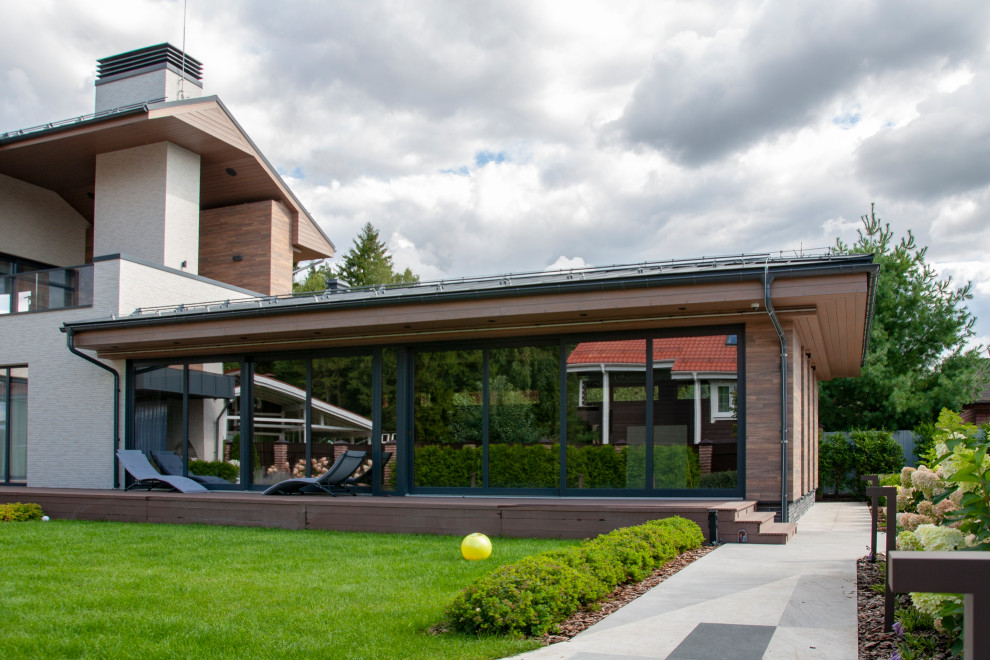 Дом с бассейном и верандой с камином