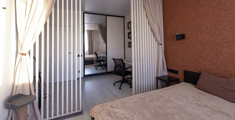 Свежая идея для дизайна: рабочее место среднего размера в современном стиле с коричневыми стенами, полом из ламината, отдельно стоящим рабочим столом, белым полом и обоями на стенах - отличное фото интерьера