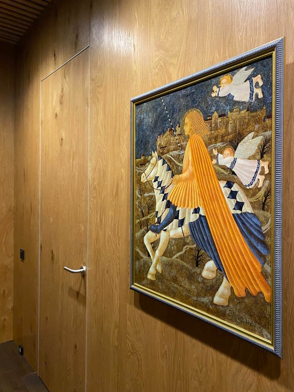 Скрытые двери в одном стиле со стеновыми панелями и реечное обрамление потолка