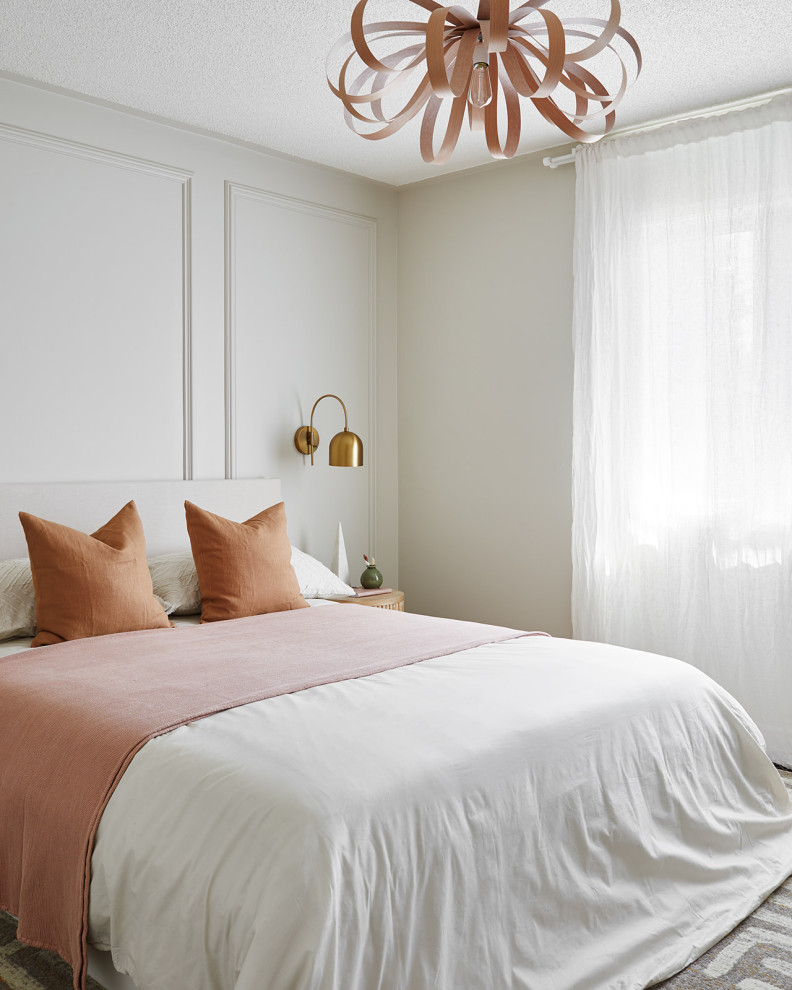 На фото: большая гостевая спальня (комната для гостей) в скандинавском стиле с серыми стенами, полом из ламината, коричневым полом и панелями на части стены с