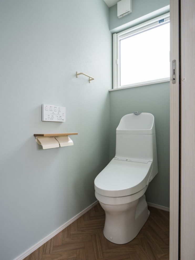 На фото: туалет среднего размера в стиле модернизм с унитазом-моноблоком, зелеными стенами, полом из винила, коричневым полом, потолком с обоями и обоями на стенах