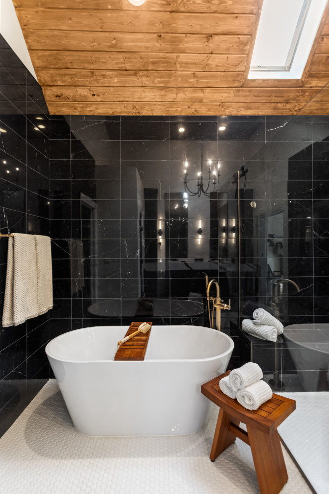 Foto på ett mellanstort funkis en-suite badrum, med släta luckor, svarta skåp, ett fristående badkar, en kantlös dusch, svart kakel, klinkergolv i keramik, ett nedsänkt handfat, bänkskiva i kvartsit, vitt golv och dusch med gångjärnsdörr