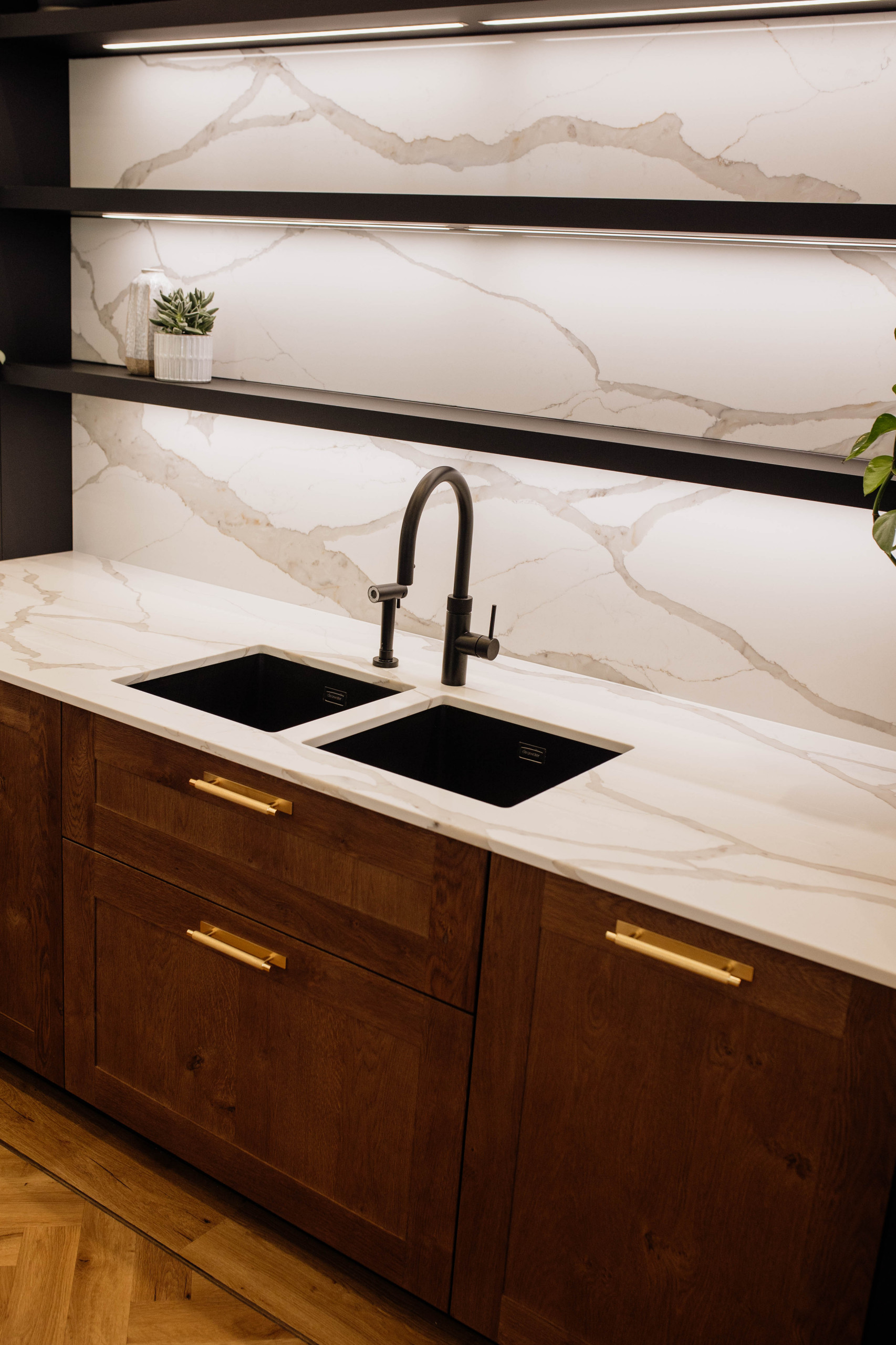 Solid Wood and Anthracite Kitchen