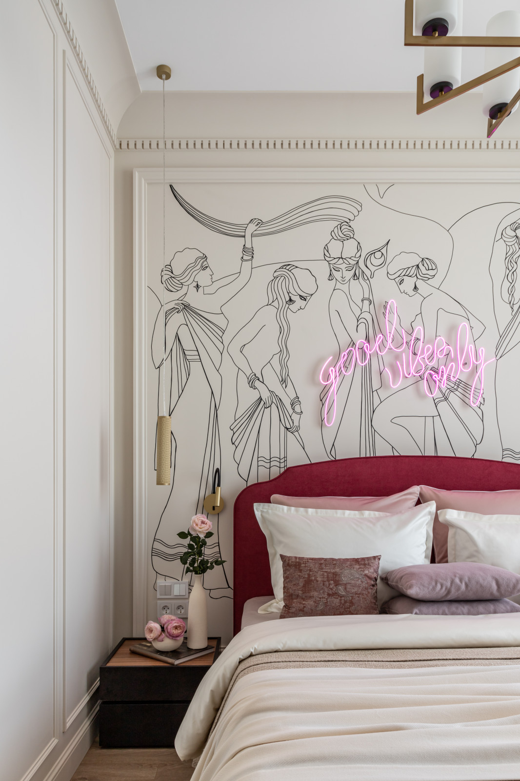 Цвет, неон и греческие богини - современная квартира 35 м² для блогера в Москве