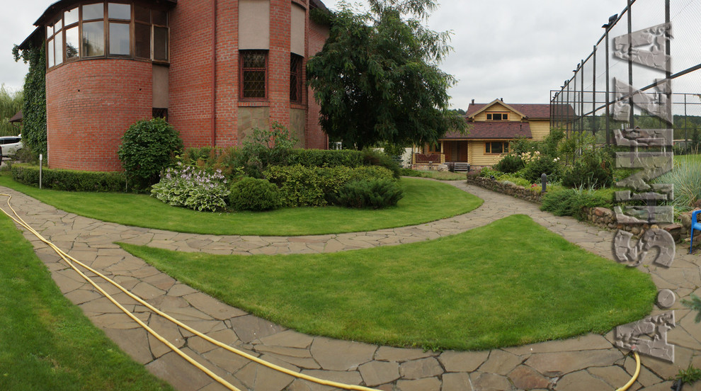 the house on the terraces with a pond near Moscow. The area 5000 sq m