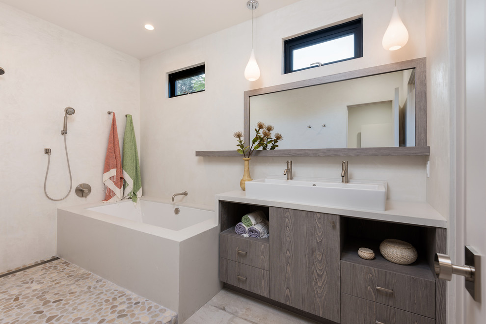 Example of a trendy open shower design in Los Angeles