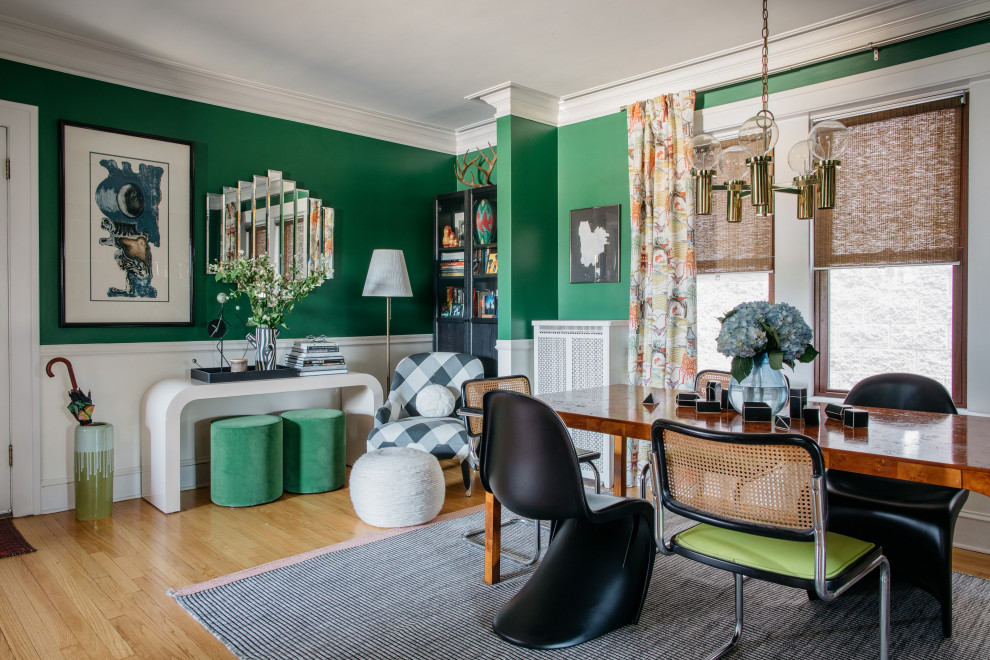 Esempio di una piccola sala da pranzo boho chic con pareti verdi, parquet chiaro e pavimento marrone