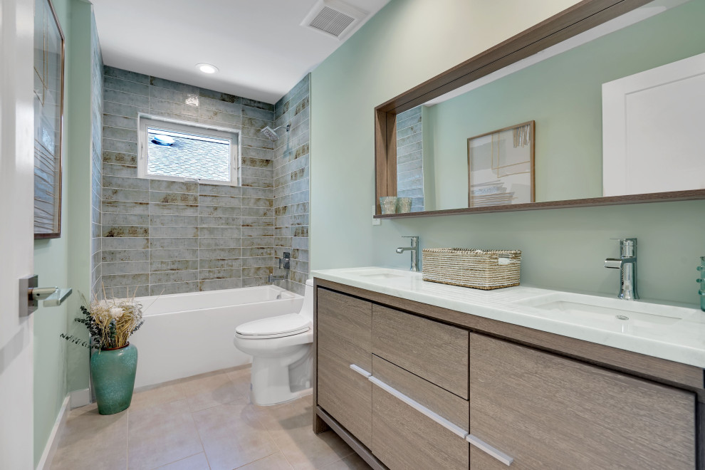 На фото: ванная комната среднего размера в стиле модернизм