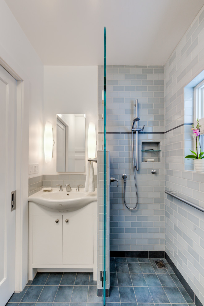 Идея дизайна: маленькая ванная комната в стиле неоклассика (современная классика) с плоскими фасадами, белыми фасадами, душем без бортиков, инсталляцией, синей плиткой, керамической плиткой, белыми стенами, полом из керамогранита, монолитной раковиной, столешницей из искусственного камня, синим полом, открытым душем, белой столешницей, нишей, тумбой под одну раковину и встроенной тумбой для на участке и в саду