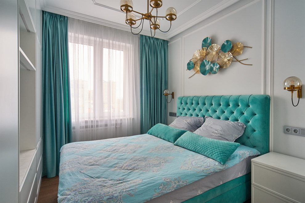 Пример оригинального дизайна: хозяйская спальня среднего размера, в белых тонах с отделкой деревом в современном стиле с белыми стенами, темным паркетным полом, коричневым полом, многоуровневым потолком и синими шторами