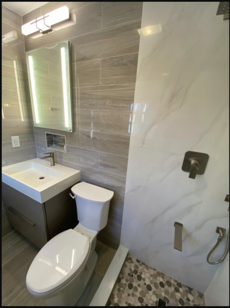 Foto på ett mellanstort funkis en-suite badrum, med beige skåp, en öppen dusch, en toalettstol med separat cisternkåpa, beige kakel, keramikplattor, flerfärgade väggar, klinkergolv i keramik, beiget golv och med dusch som är öppen