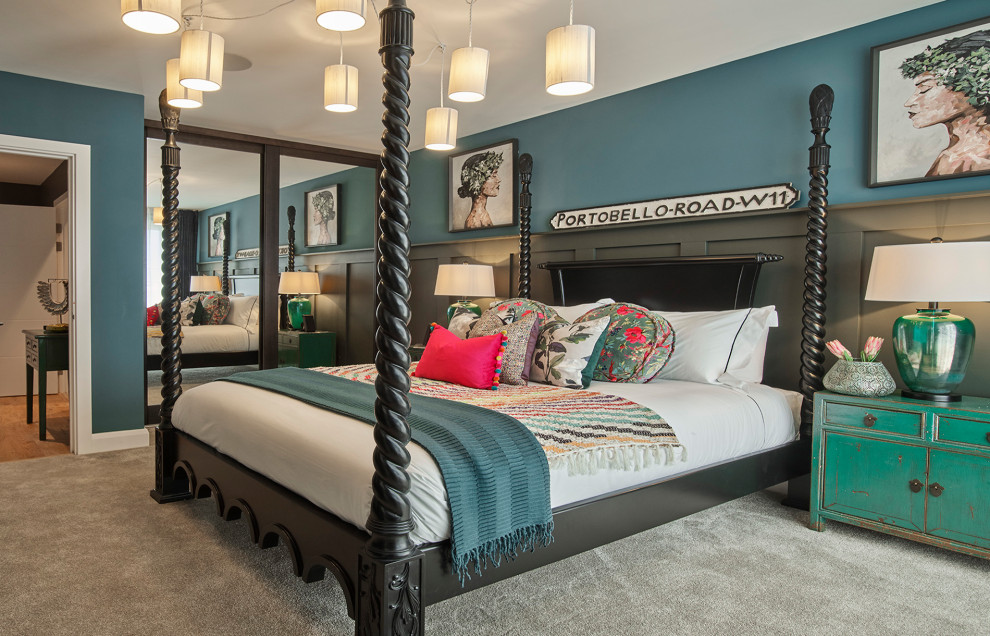 Idee per una camera matrimoniale minimal di medie dimensioni con pareti blu, moquette, pavimento grigio e pannellatura