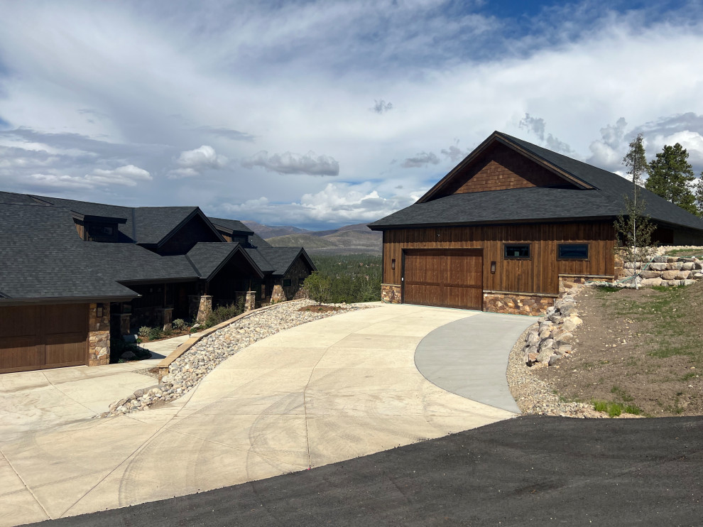 Example of a mountain style home design design in Denver
