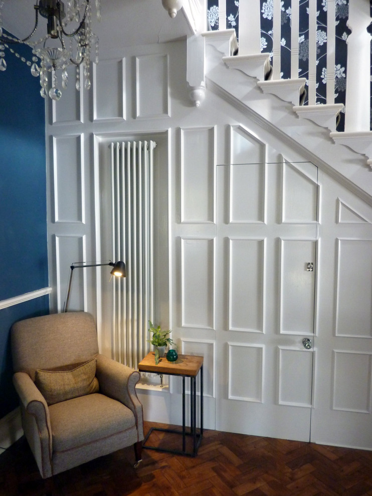 ウエストミッドランズにある高級な小さなトランジショナルスタイルのおしゃれな廊下 (白い壁、濃色無垢フローリング、パネル壁) の写真