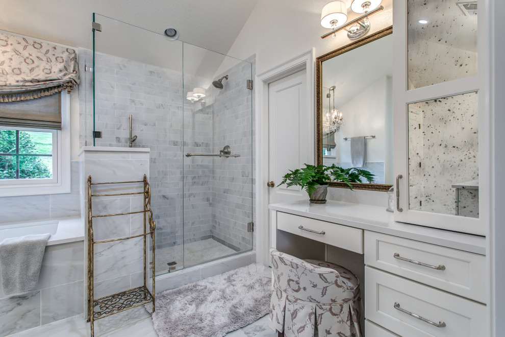 Imagen de cuarto de baño principal y doble clásico con armarios abiertos, puertas de armario blancas, suelo marrón y papel pintado