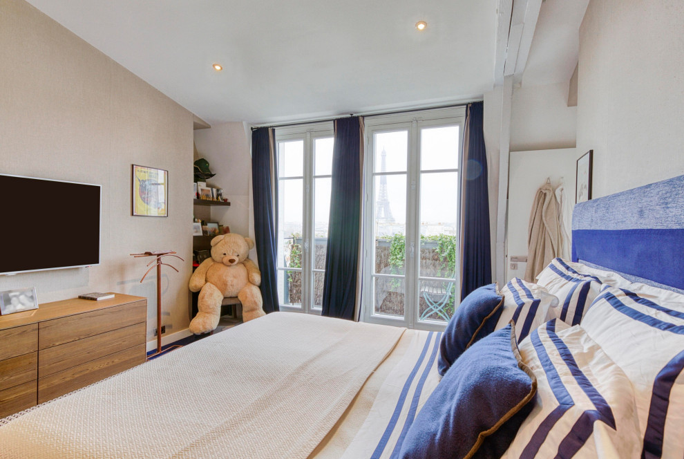 На фото: большая хозяйская спальня в стиле модернизм с бежевыми стенами, ковровым покрытием, синим полом и балками на потолке без камина с