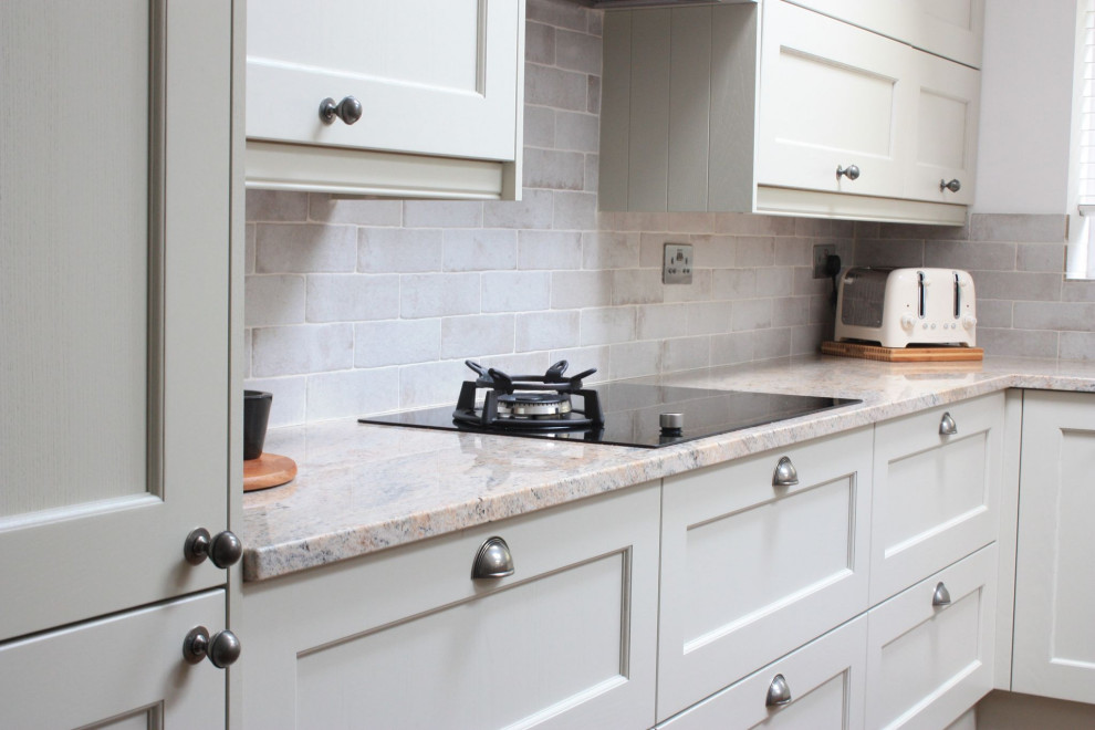 Foto på ett stort rustikt flerfärgad kök, med en undermonterad diskho, luckor med profilerade fronter, beige skåp, marmorbänkskiva, integrerade vitvaror och en köksö
