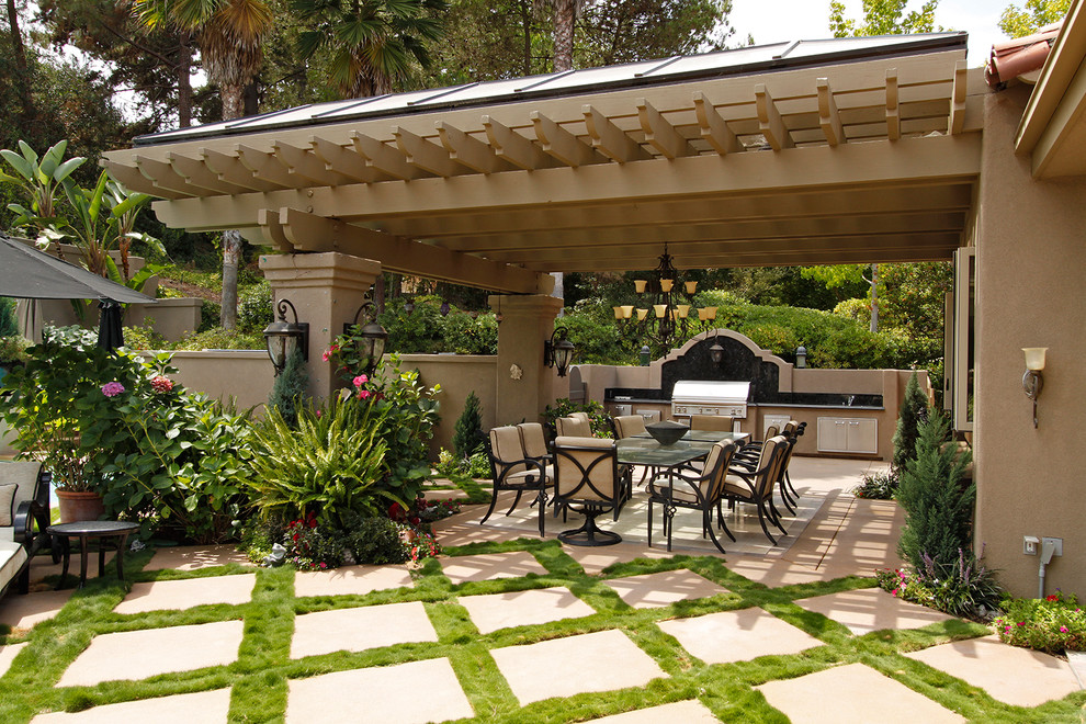 Design ideas for a traditional patio in San Diego.