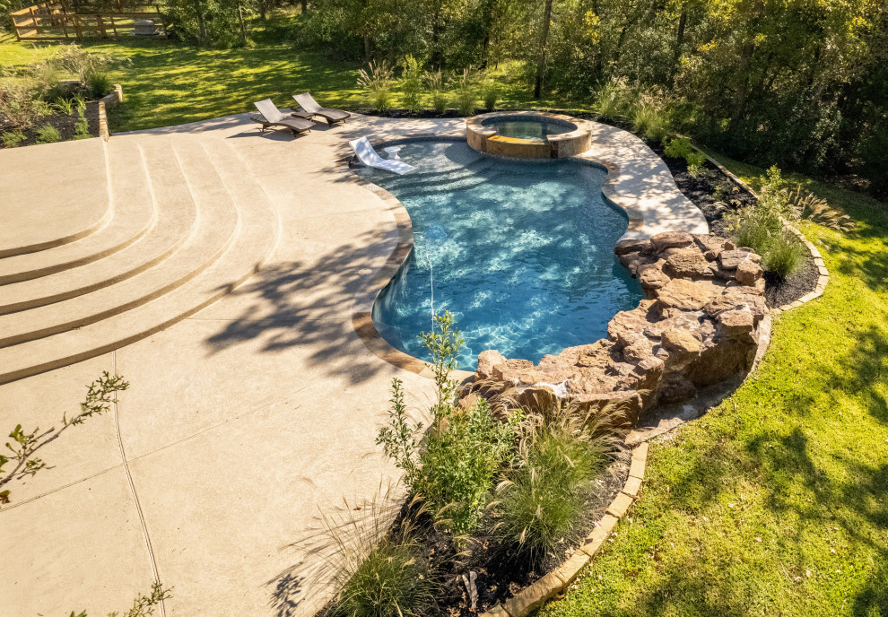 Großer Uriger Pool hinter dem Haus in individueller Form mit Natursteinplatten in Sonstige