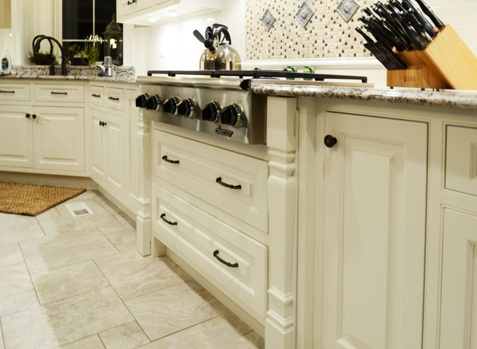 Transitional kitchen photo in Chicago