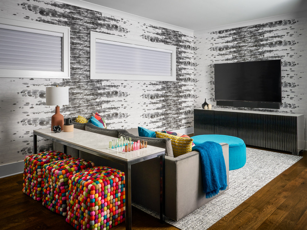 Mittelgroßer, Abgetrennter Moderner Hobbyraum mit braunem Holzboden, Tapetenwänden, braunem Boden und weißer Wandfarbe in Chicago