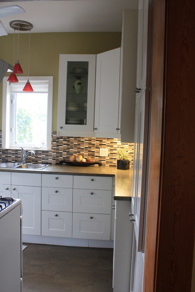 Example of a transitional home design design in Toronto