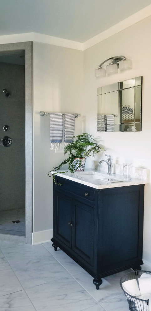 Пример оригинального дизайна: главная ванная комната среднего размера в стиле неоклассика (современная классика) с фасадами в стиле шейкер, синими фасадами, угловой ванной, угловым душем, раздельным унитазом, бежевой плиткой, керамогранитной плиткой, белыми стенами, полом из керамогранита, врезной раковиной, столешницей из искусственного кварца, бежевым полом, душем с распашными дверями, белой столешницей, нишей, тумбой под одну раковину и напольной тумбой