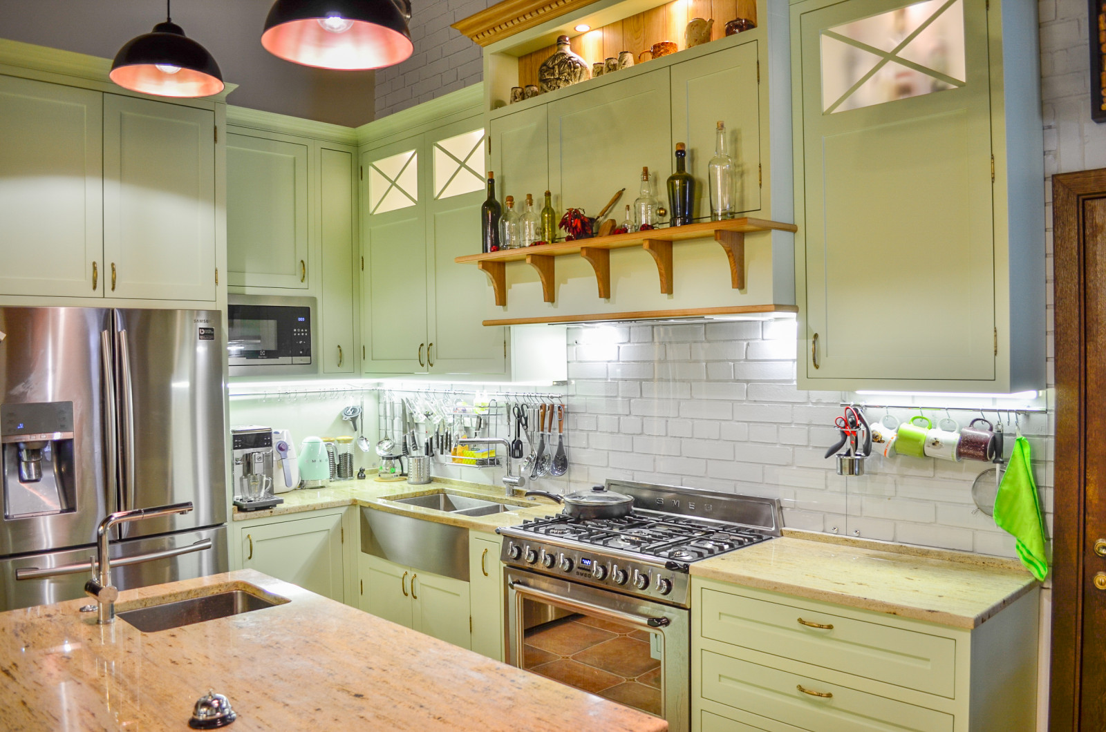 Нежно-зеленая кухня в американском стиле с островом