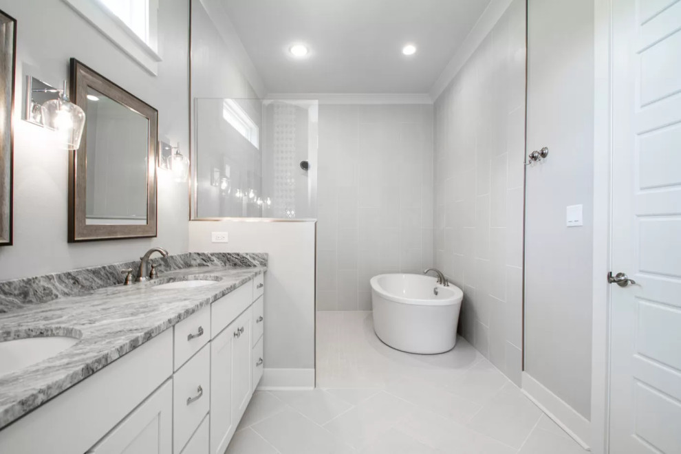Стильный дизайн: маленькая главная ванная комната в стиле неоклассика (современная классика) с фасадами в стиле шейкер, белыми фасадами, отдельно стоящей ванной, открытым душем, раздельным унитазом, серой плиткой, керамогранитной плиткой, серыми стенами, полом из керамогранита, врезной раковиной, столешницей из гранита, серым полом, открытым душем, белой столешницей, сиденьем для душа, тумбой под две раковины и встроенной тумбой для на участке и в саду - последний тренд