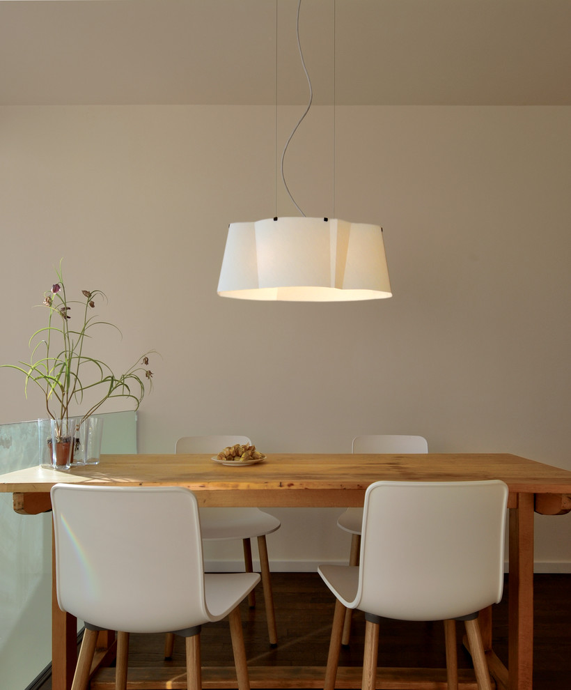 This is an example of a modern dining room in Berlin.