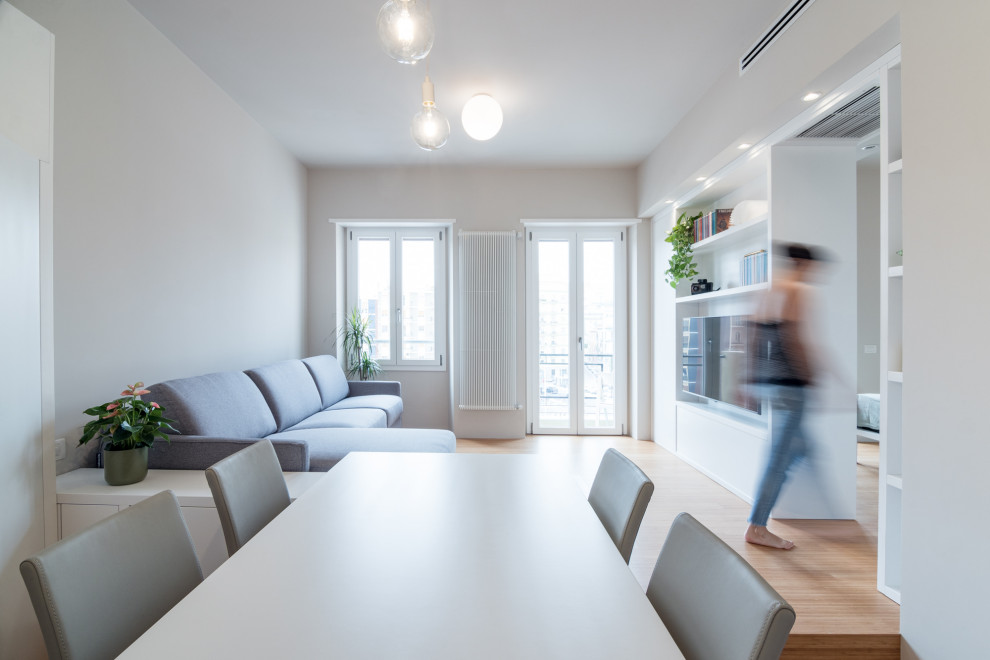 Kleines, Offenes Modernes Wohnzimmer mit grauer Wandfarbe, Bambusparkett und Multimediawand in Cagliari