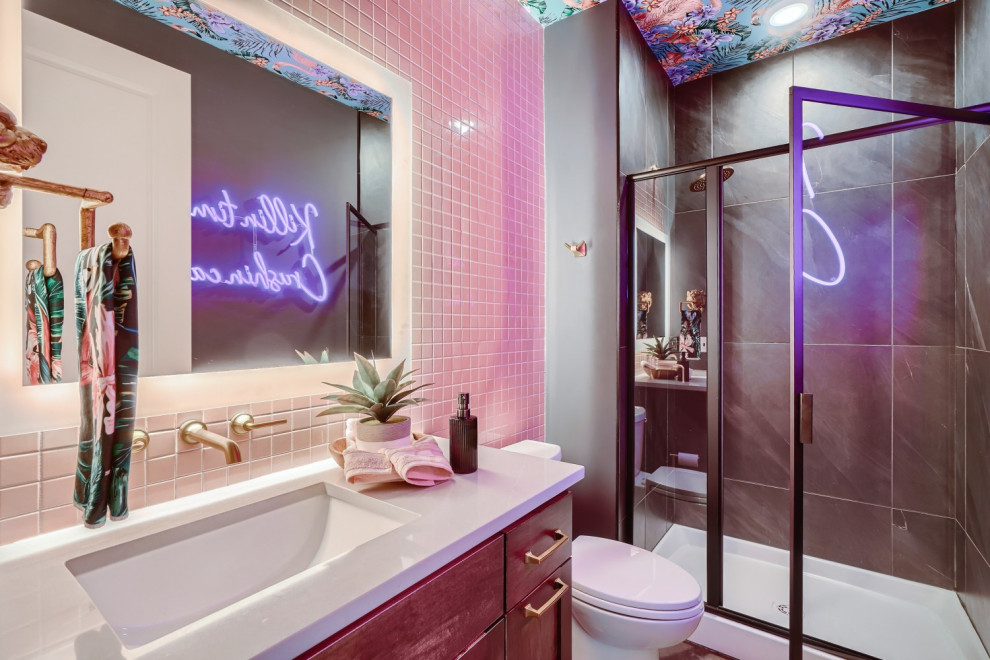 Свежая идея для дизайна: маленькая ванная комната в стиле фьюжн с фасадами в стиле шейкер, темными деревянными фасадами, раздельным унитазом, розовой плиткой, керамической плиткой, розовыми стенами, бетонным полом, душевой кабиной, врезной раковиной, столешницей из искусственного кварца, серым полом, душем с распашными дверями, серой столешницей, тумбой под одну раковину, встроенной тумбой, потолком с обоями и душем в нише для на участке и в саду - отличное фото интерьера