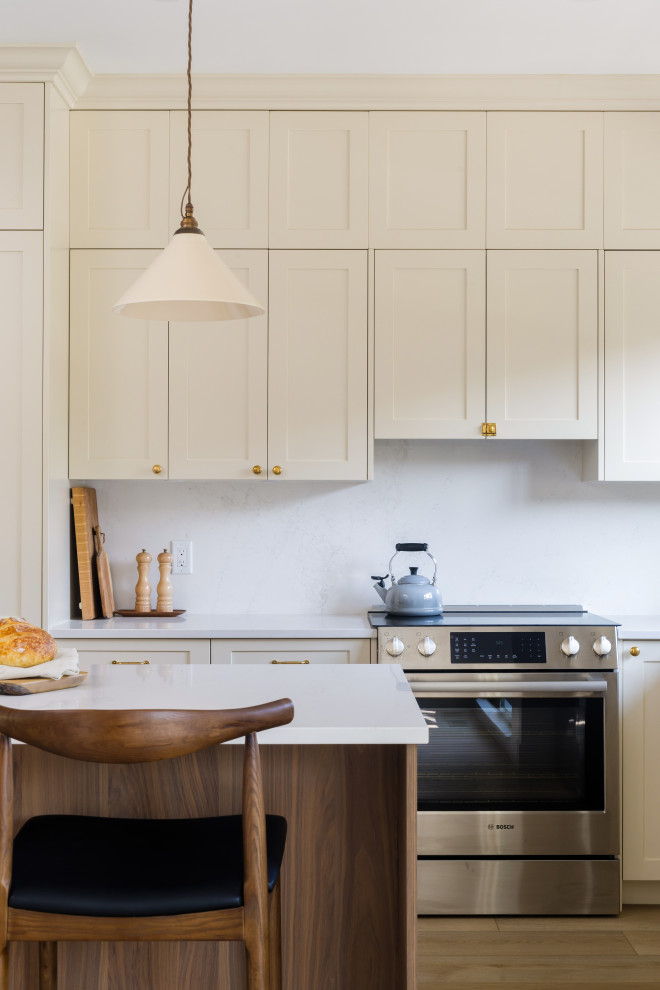 Transitional kitchen photo in Vancouver