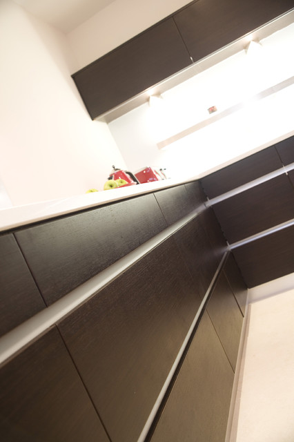 Wenge and White contemporaneo-cucina