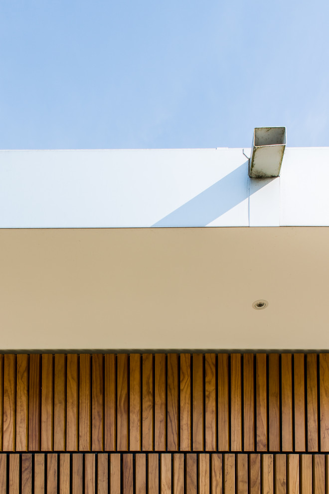 Großes, Einstöckiges Klassisches Haus mit Backsteinfassade, Flachdach und Verschalung in Sonstige