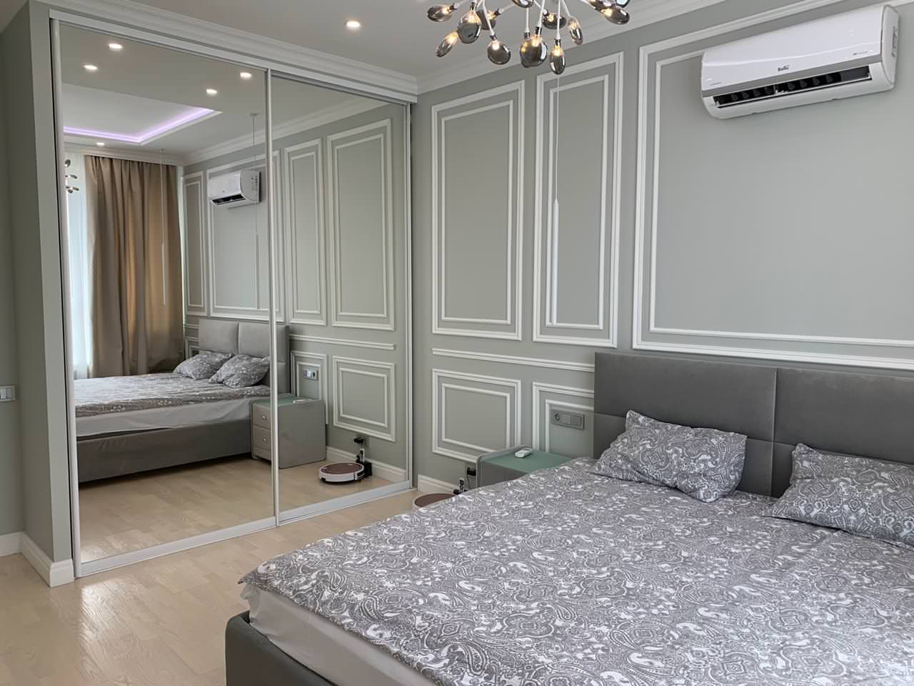 Светлая однокомнатная квартира в неоклассическом стиле