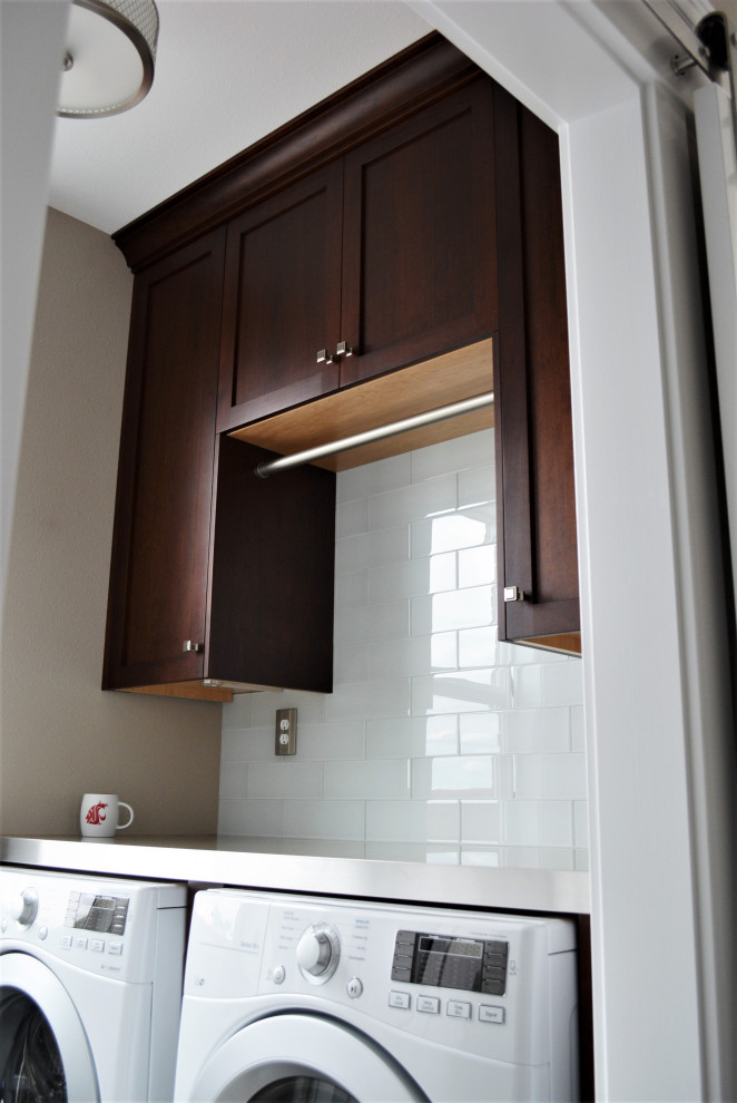 Example of a transitional home design design in Seattle