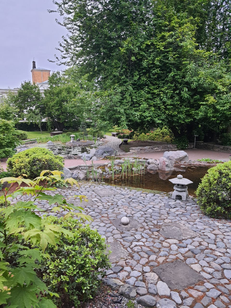 Декоративный фонтан в японском стиле в Ботаническом саду Петербурга