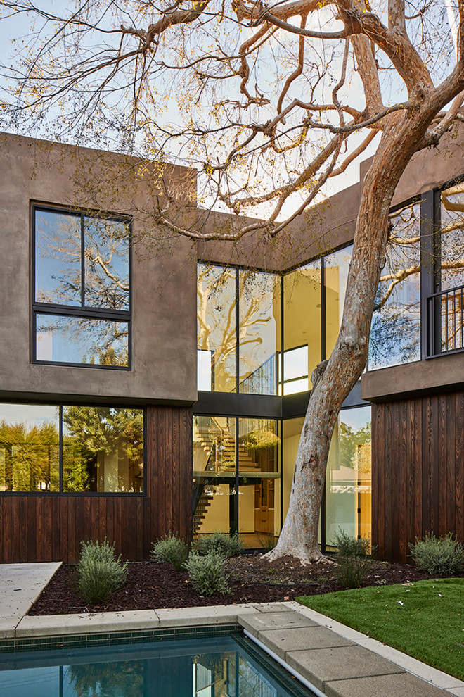 Idee per la villa ampia beige moderna a due piani con rivestimento in legno, tetto piano e copertura verde