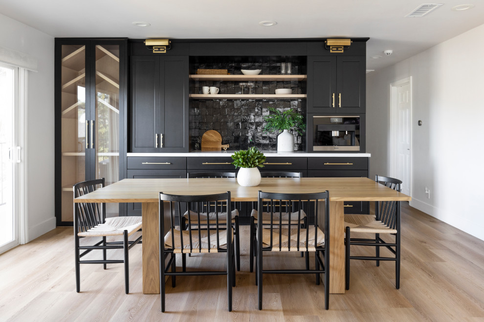 Example of a transitional home design design in Los Angeles