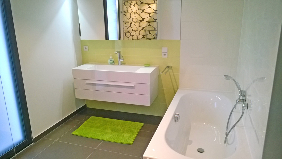 Photo of a modern bathroom in Hanover.