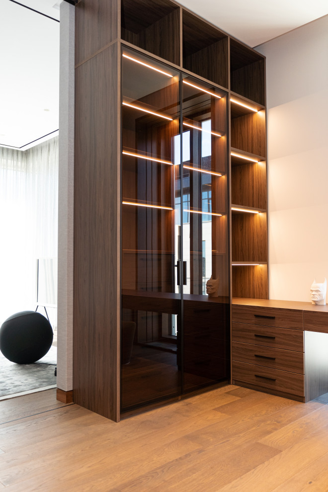 Гардеробная комната с распашными стеклянными RPE фасадами