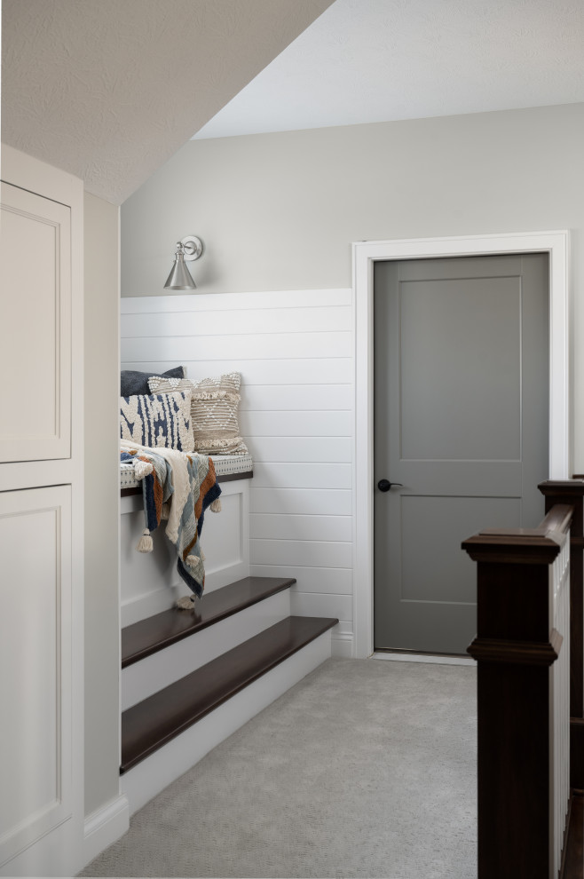 Idées déco pour une porte d'entrée moderne de taille moyenne avec un mur multicolore, moquette, une porte simple, une porte grise et un sol gris.