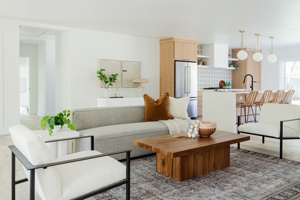 Foto di un ampio soggiorno minimalista aperto con sala formale, pareti bianche e parquet chiaro