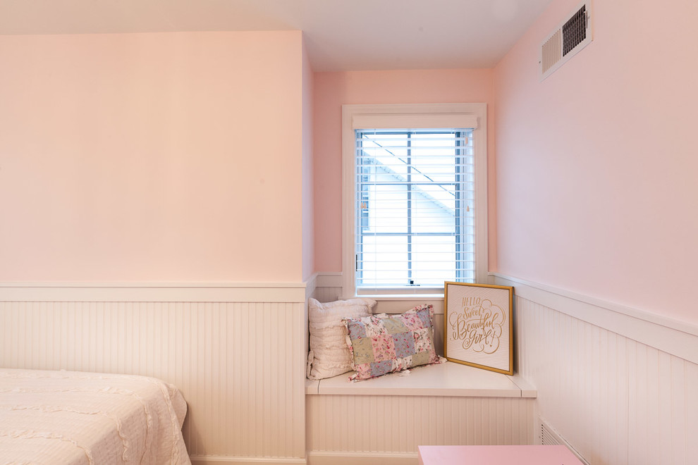 Design ideas for a mid-sized traditional guest bedroom in Chicago with pink walls, carpet and no fireplace.